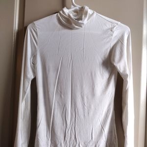 White Uniqlo Heattech Women's turtleneck. Size Small.